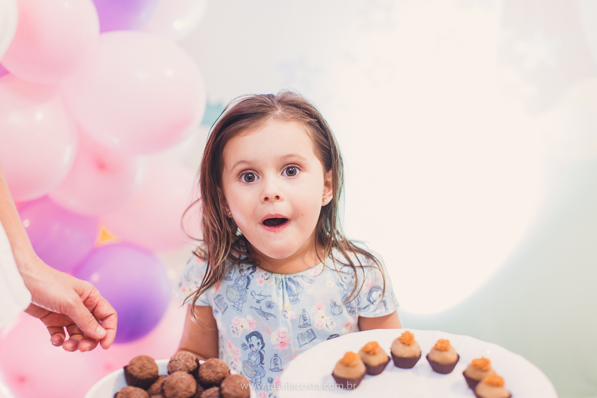 festa de aniversário para menina, no tema Peppa Pig, decoração by Melina Pitanga, fotos de Tássila Costa fotografia, festa de 02 anos da Júlia, feita no prédio de casa, look lindo para aniversário de 2 anos, qual cor de vestido usar na festa de 1 ano