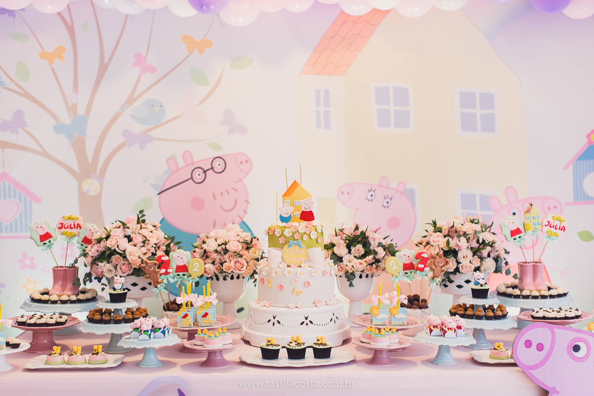 festa de aniversário para menina, no tema Peppa Pig, decoração by Melina Pitanga, fotos de Tássila Costa fotografia, festa de 02 anos da Júlia, feita no prédio de casa, look lindo para aniversário de 2 anos, qual cor de vestido usar na festa de 1 ano