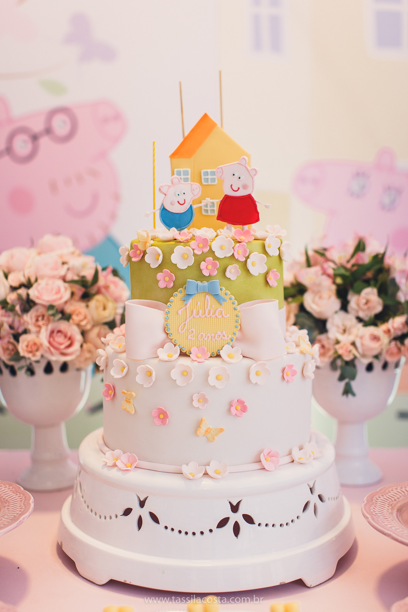 festa de aniversário para menina, no tema Peppa Pig, decoração by Melina Pitanga, fotos de Tássila Costa fotografia, festa de 02 anos da Júlia, feita no prédio de casa, look lindo para aniversário de 2 anos, qual cor de vestido usar na festa de 1 ano