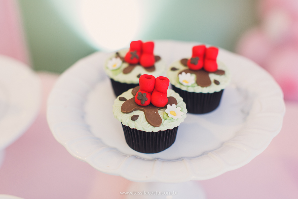 festa de aniversário para menina, no tema Peppa Pig, decoração by Melina Pitanga, fotos de Tássila Costa fotografia, festa de 02 anos da Júlia, feita no prédio de casa, look lindo para aniversário de 2 anos, qual cor de vestido usar na festa de 1 ano