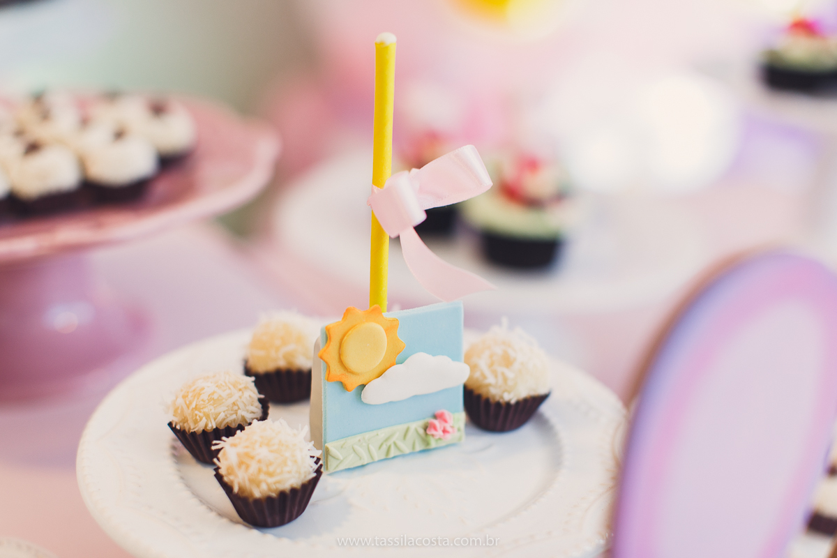 festa de aniversário para menina, no tema Peppa Pig, decoração by Melina Pitanga, fotos de Tássila Costa fotografia, festa de 02 anos da Júlia, feita no prédio de casa, look lindo para aniversário de 2 anos, qual cor de vestido usar na festa de 1 ano