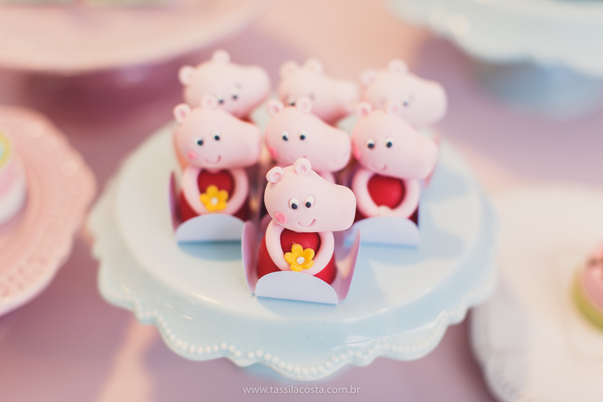 festa de aniversário para menina, no tema Peppa Pig, decoração by Melina Pitanga, fotos de Tássila Costa fotografia, festa de 02 anos da Júlia, feita no prédio de casa, look lindo para aniversário de 2 anos, qual cor de vestido usar na festa de 1 ano