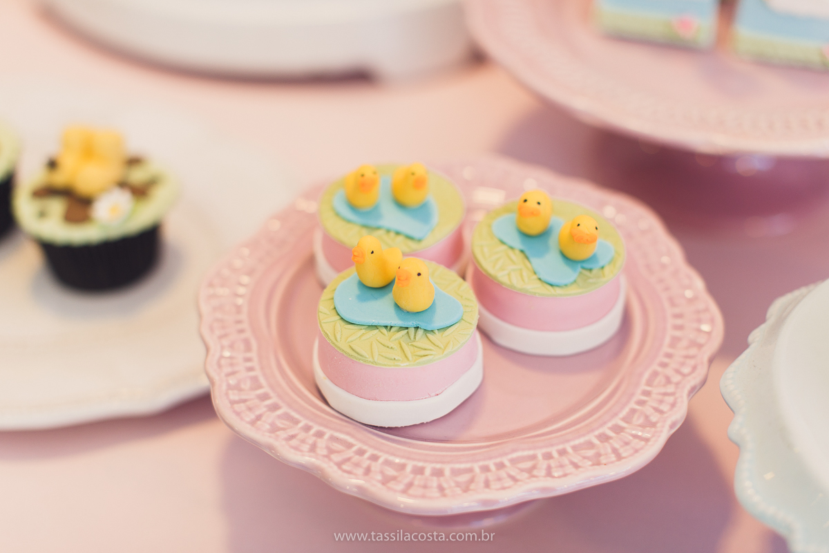 festa de aniversário para menina, no tema Peppa Pig, decoração by Melina Pitanga, fotos de Tássila Costa fotografia, festa de 02 anos da Júlia, feita no prédio de casa, look lindo para aniversário de 2 anos, qual cor de vestido usar na festa de 1 ano