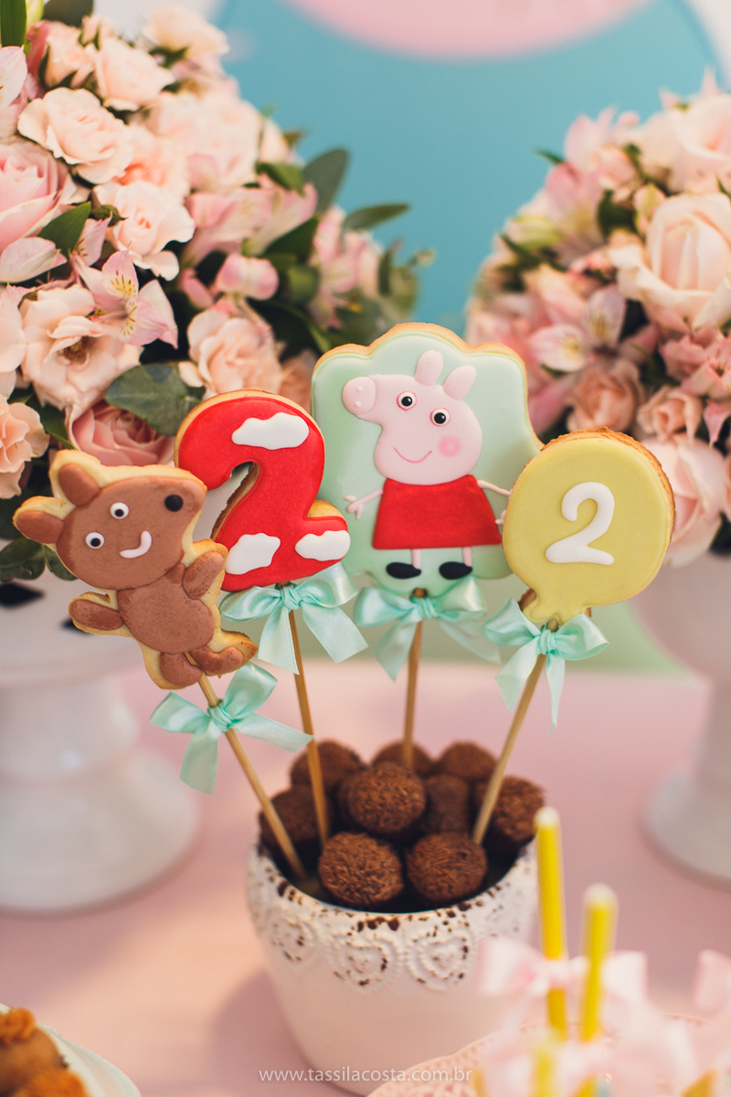 festa de aniversário para menina, no tema Peppa Pig, decoração by Melina Pitanga, fotos de Tássila Costa fotografia, festa de 02 anos da Júlia, feita no prédio de casa, look lindo para aniversário de 2 anos, qual cor de vestido usar na festa de 1 ano