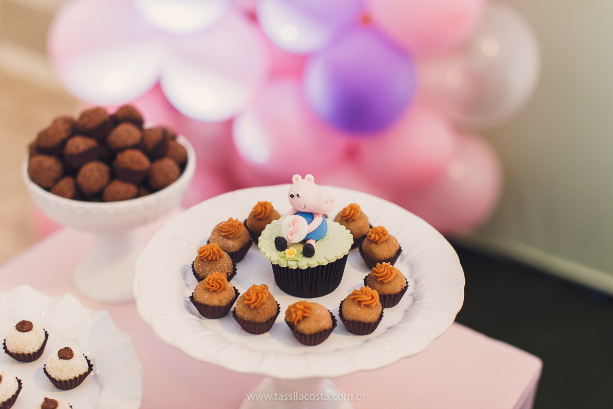 festa de aniversário para menina, no tema Peppa Pig, decoração by Melina Pitanga, fotos de Tássila Costa fotografia, festa de 02 anos da Júlia, feita no prédio de casa, look lindo para aniversário de 2 anos, qual cor de vestido usar na festa de 1 ano