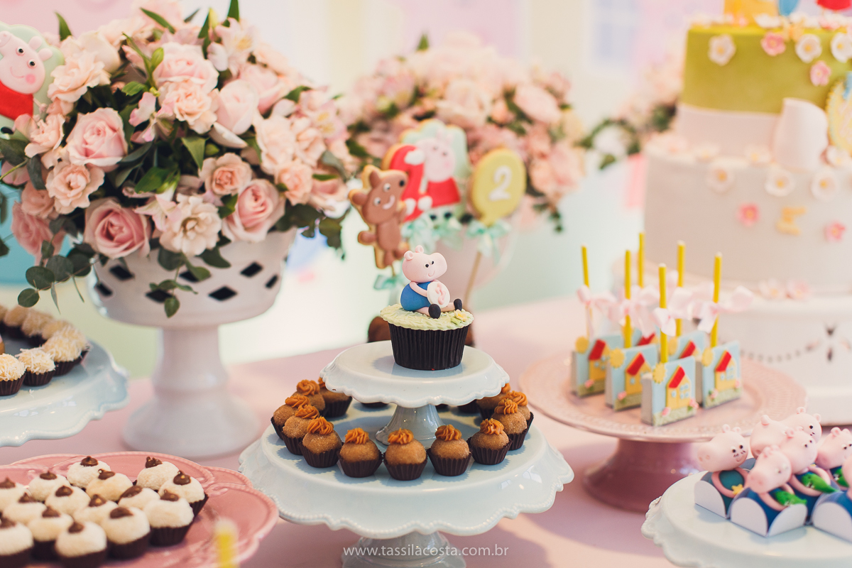 festa de aniversário para menina, no tema Peppa Pig, decoração by Melina Pitanga, fotos de Tássila Costa fotografia, festa de 02 anos da Júlia, feita no prédio de casa, look lindo para aniversário de 2 anos, qual cor de vestido usar na festa de 1 ano