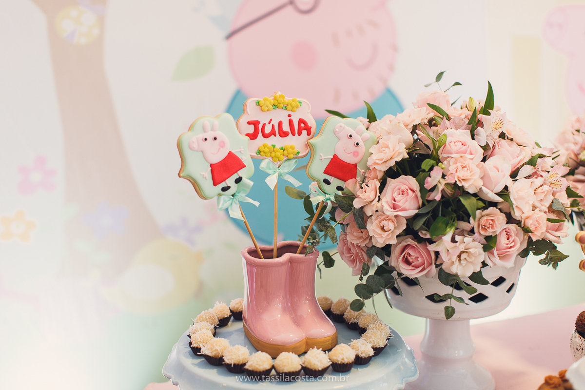festa de aniversário para menina, no tema Peppa Pig, decoração by Melina Pitanga, fotos de Tássila Costa fotografia, festa de 02 anos da Júlia, feita no prédio de casa, look lindo para aniversário de 2 anos, qual cor de vestido usar na festa de 1 ano
