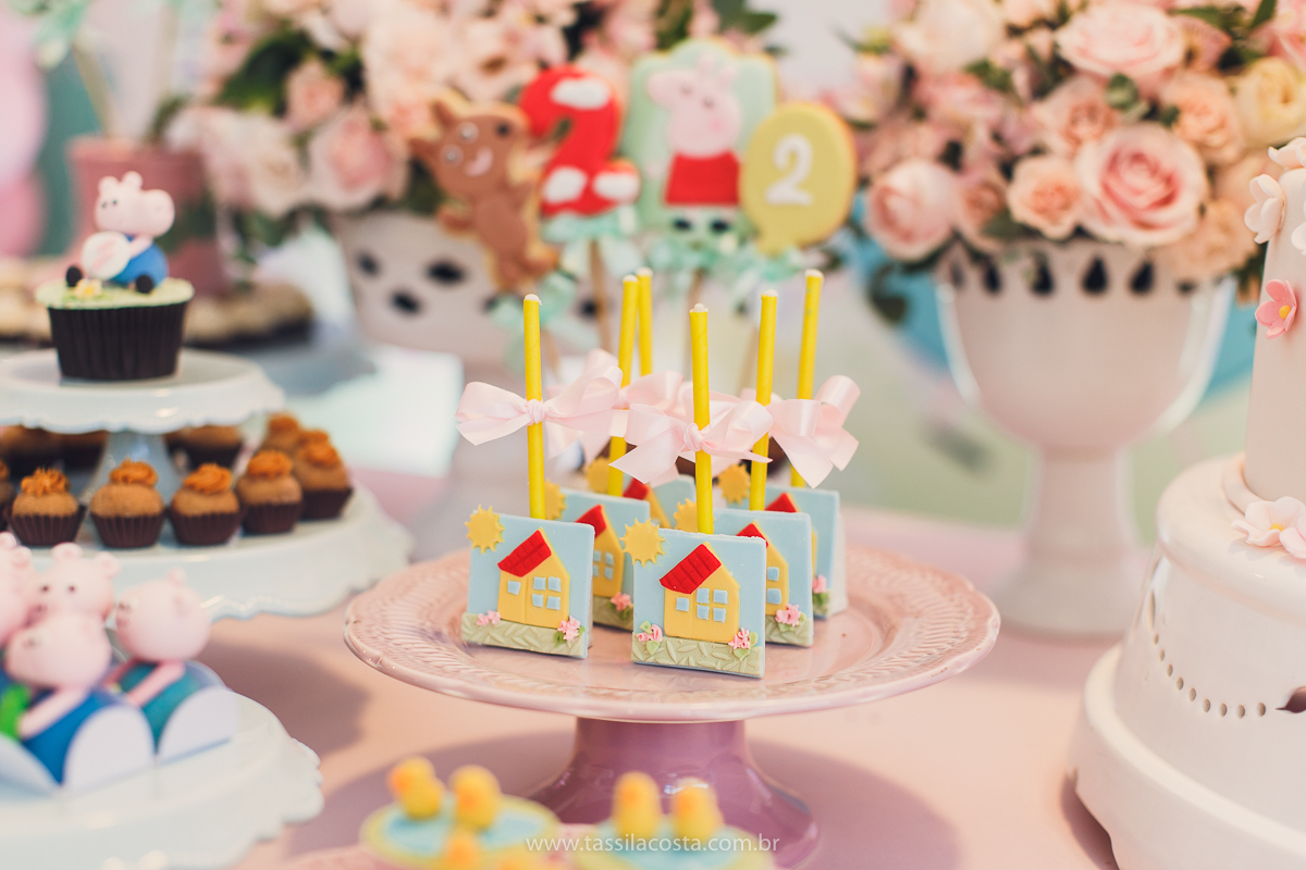 festa de aniversário para menina, no tema Peppa Pig, decoração by Melina Pitanga, fotos de Tássila Costa fotografia, festa de 02 anos da Júlia, feita no prédio de casa, look lindo para aniversário de 2 anos, qual cor de vestido usar na festa de 1 ano