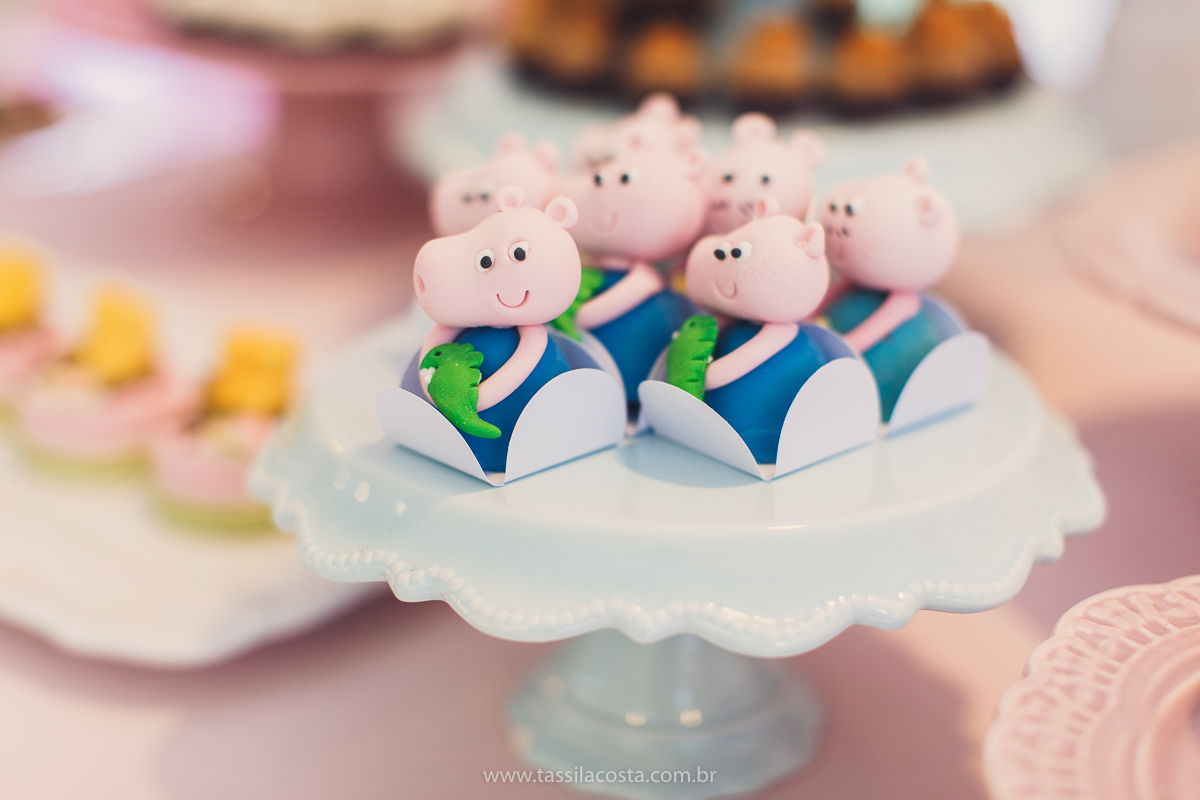 festa de aniversário para menina, no tema Peppa Pig, decoração by Melina Pitanga, fotos de Tássila Costa fotografia, festa de 02 anos da Júlia, feita no prédio de casa, look lindo para aniversário de 2 anos, qual cor de vestido usar na festa de 1 ano
