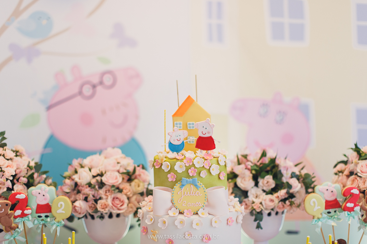 festa de aniversário para menina, no tema Peppa Pig, decoração by Melina Pitanga, fotos de Tássila Costa fotografia, festa de 02 anos da Júlia, feita no prédio de casa, look lindo para aniversário de 2 anos, qual cor de vestido usar na festa de 1 ano
