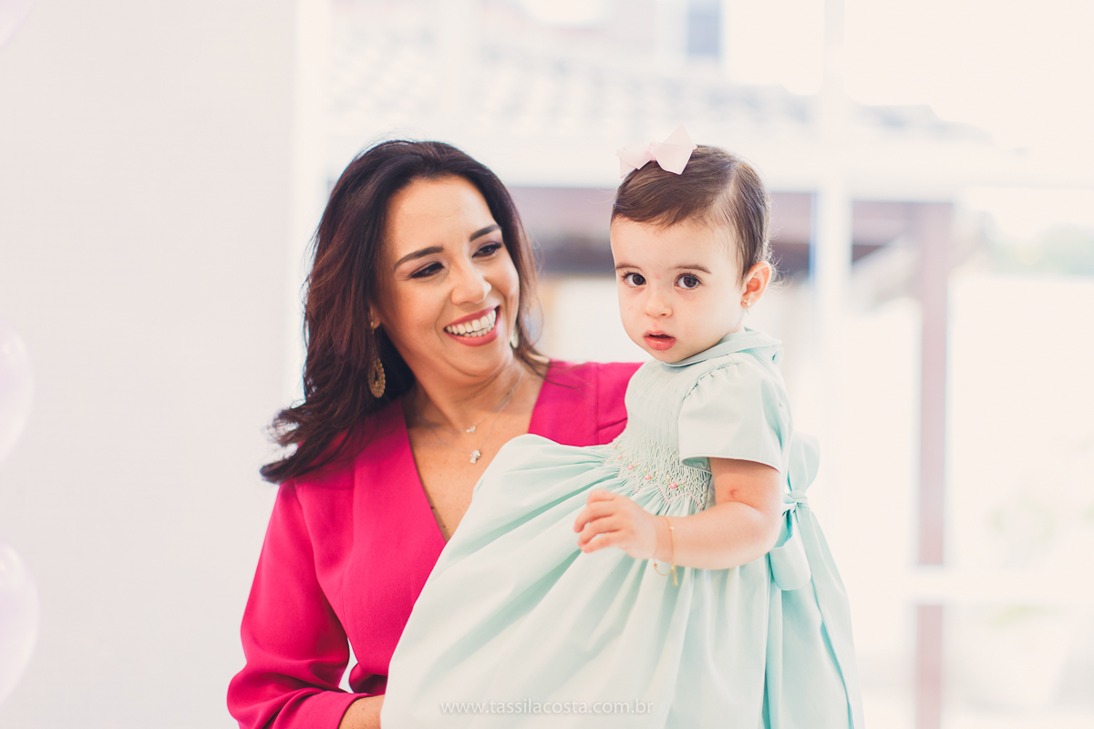 festa de aniversário para menina, no tema Peppa Pig, decoração by Melina Pitanga, fotos de Tássila Costa fotografia, festa de 02 anos da Júlia, feita no prédio de casa, look lindo para aniversário de 2 anos, qual cor de vestido usar na festa de 1 ano