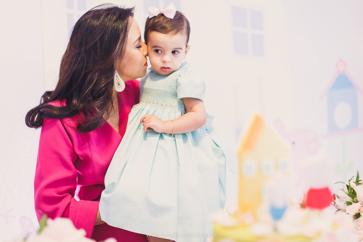 festa de aniversário para menina, no tema Peppa Pig, decoração by Melina Pitanga, fotos de Tássila Costa fotografia, festa de 02 anos da Júlia, feita no prédio de casa, look lindo para aniversário de 2 anos, qual cor de vestido usar na festa de 1 ano