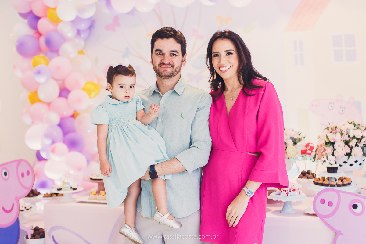 festa de aniversário para menina, no tema Peppa Pig, decoração by Melina Pitanga, fotos de Tássila Costa fotografia, festa de 02 anos da Júlia, feita no prédio de casa, look lindo para aniversário de 2 anos, qual cor de vestido usar na festa de 1 ano