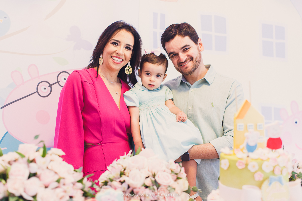 festa de aniversário para menina, no tema Peppa Pig, decoração by Melina Pitanga, fotos de Tássila Costa fotografia, festa de 02 anos da Júlia, feita no prédio de casa, look lindo para aniversário de 2 anos, qual cor de vestido usar na festa de 1 ano
