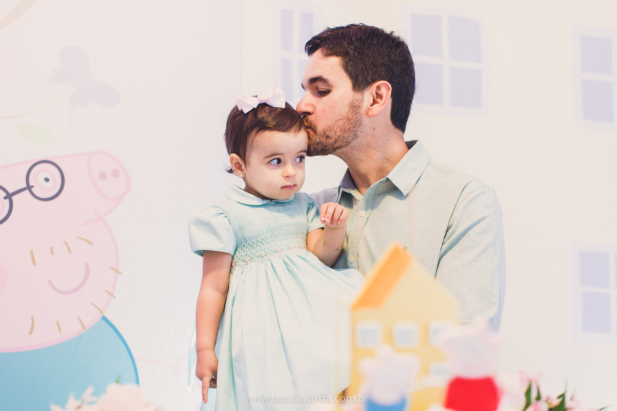 festa de aniversário para menina, no tema Peppa Pig, decoração by Melina Pitanga, fotos de Tássila Costa fotografia, festa de 02 anos da Júlia, feita no prédio de casa, look lindo para aniversário de 2 anos, qual cor de vestido usar na festa de 1 ano