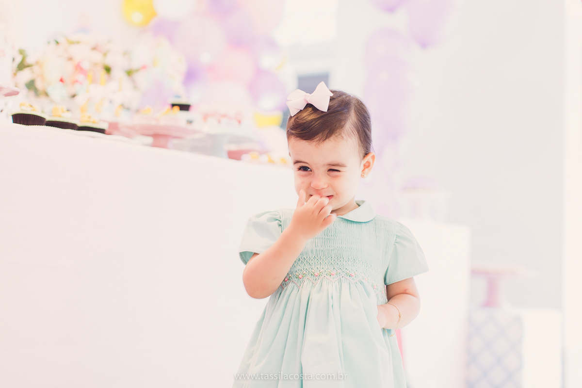 festa de aniversário para menina, no tema Peppa Pig, decoração by Melina Pitanga, fotos de Tássila Costa fotografia, festa de 02 anos da Júlia, feita no prédio de casa, look lindo para aniversário de 2 anos, qual cor de vestido usar na festa de 1 ano