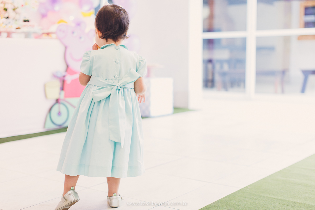 festa de aniversário para menina, no tema Peppa Pig, decoração by Melina Pitanga, fotos de Tássila Costa fotografia, festa de 02 anos da Júlia, feita no prédio de casa, look lindo para aniversário de 2 anos, qual cor de vestido usar na festa de 1 ano