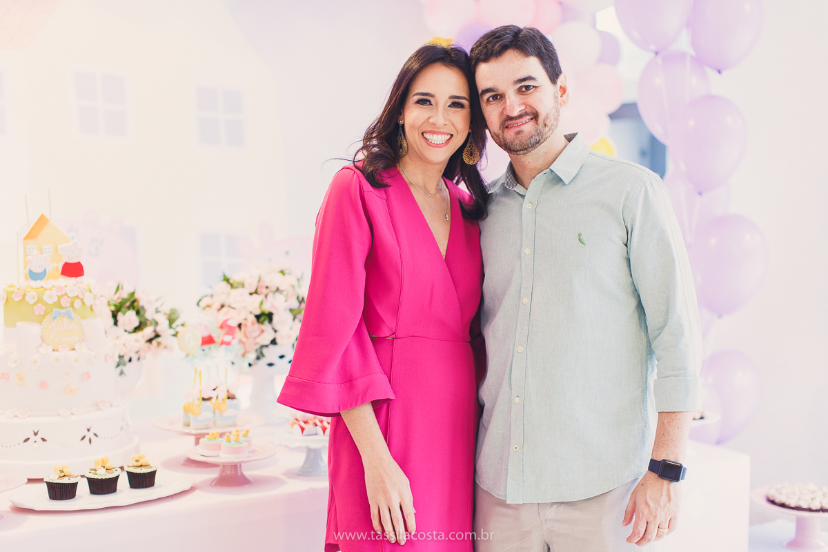 festa de aniversário para menina, no tema Peppa Pig, decoração by Melina Pitanga, fotos de Tássila Costa fotografia, festa de 02 anos da Júlia, feita no prédio de casa, look lindo para aniversário de 2 anos, qual cor de vestido usar na festa de 1 ano