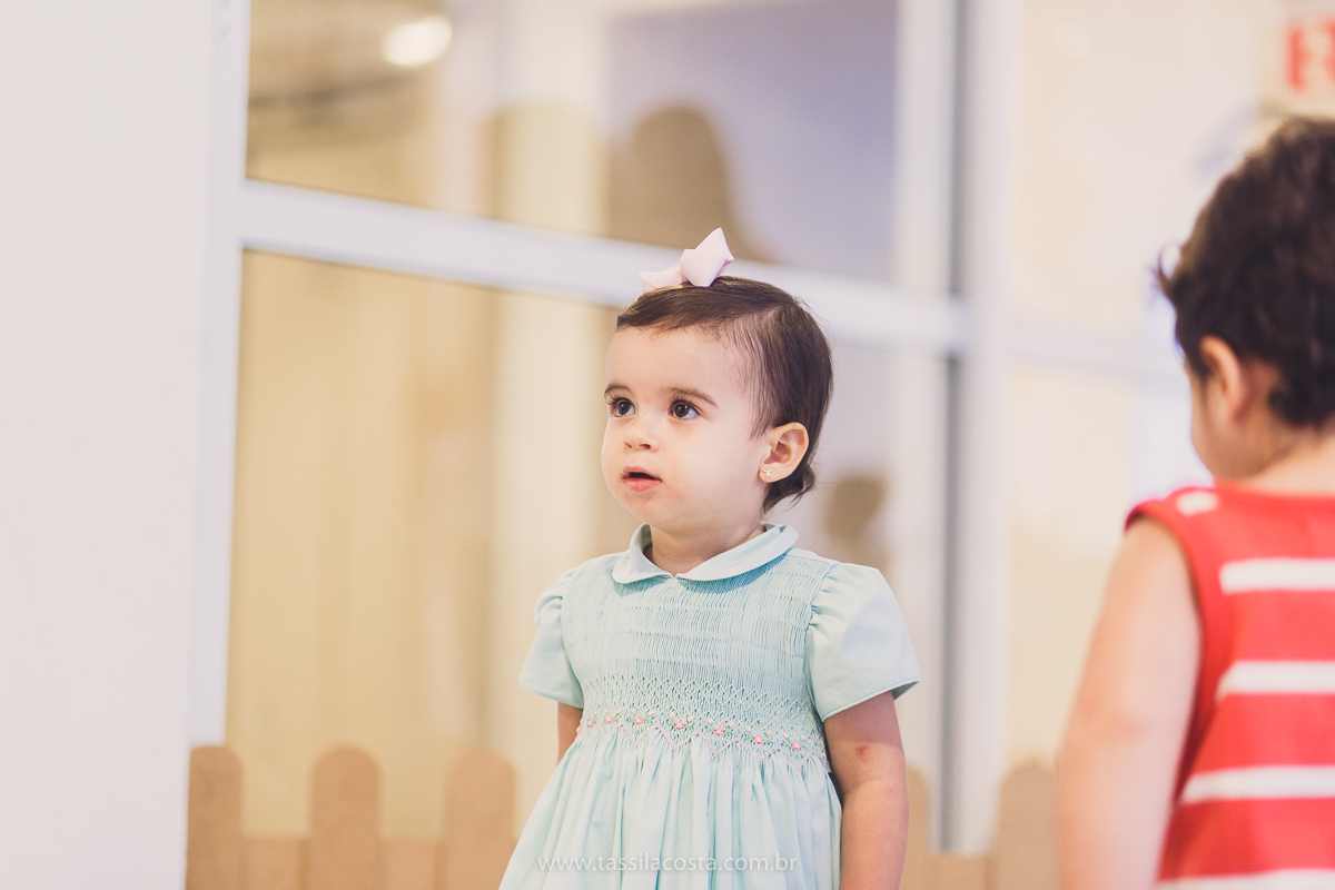 festa de aniversário para menina, no tema Peppa Pig, decoração by Melina Pitanga, fotos de Tássila Costa fotografia, festa de 02 anos da Júlia, feita no prédio de casa, look lindo para aniversário de 2 anos, qual cor de vestido usar na festa de 1 ano