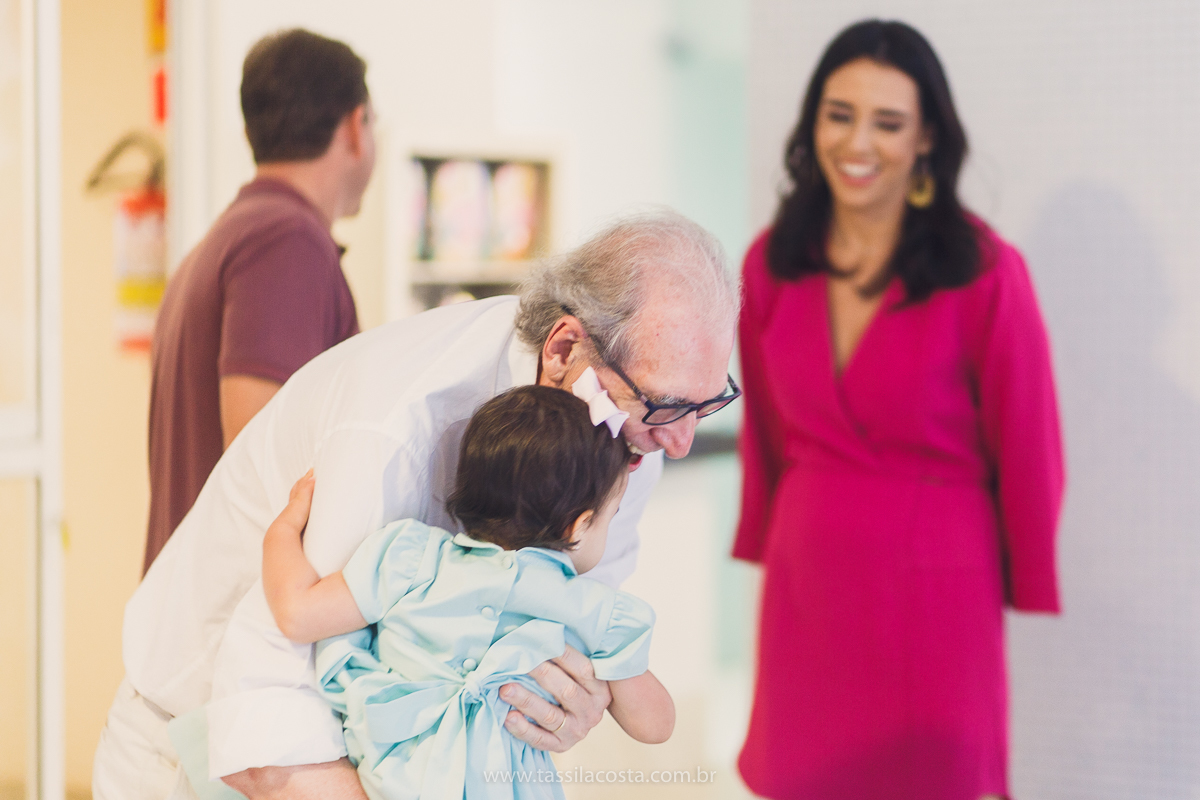 festa de aniversário para menina, no tema Peppa Pig, decoração by Melina Pitanga, fotos de Tássila Costa fotografia, festa de 02 anos da Júlia, feita no prédio de casa, look lindo para aniversário de 2 anos, qual cor de vestido usar na festa de 1 ano