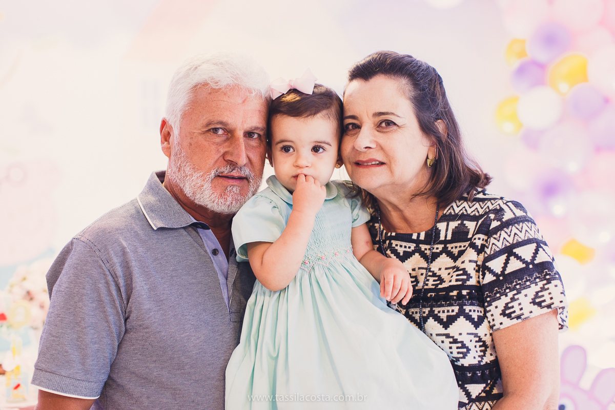 festa de aniversário para menina, no tema Peppa Pig, decoração by Melina Pitanga, fotos de Tássila Costa fotografia, festa de 02 anos da Júlia, feita no prédio de casa, look lindo para aniversário de 2 anos, qual cor de vestido usar na festa de 1 ano