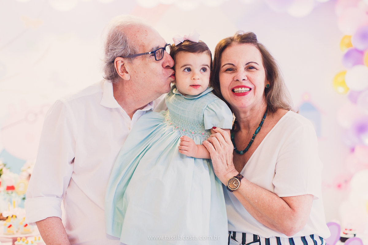 festa de aniversário para menina, no tema Peppa Pig, decoração by Melina Pitanga, fotos de Tássila Costa fotografia, festa de 02 anos da Júlia, feita no prédio de casa, look lindo para aniversário de 2 anos, qual cor de vestido usar na festa de 1 ano