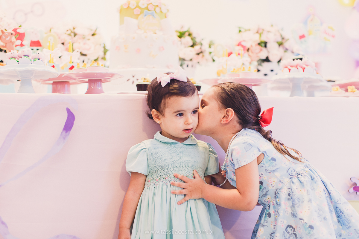 festa de aniversário para menina, no tema Peppa Pig, decoração by Melina Pitanga, fotos de Tássila Costa fotografia, festa de 02 anos da Júlia, feita no prédio de casa, look lindo para aniversário de 2 anos, qual cor de vestido usar na festa de 1 ano