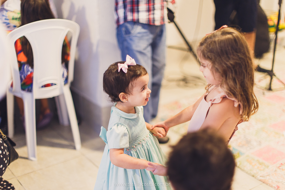 festa de aniversário para menina, no tema Peppa Pig, decoração by Melina Pitanga, fotos de Tássila Costa fotografia, festa de 02 anos da Júlia, feita no prédio de casa, look lindo para aniversário de 2 anos, qual cor de vestido usar na festa de 1 ano