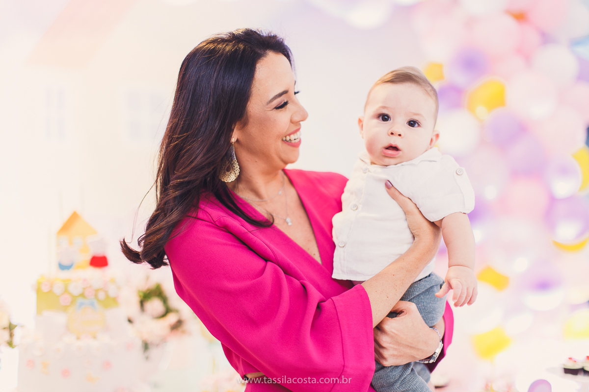 festa de aniversário para menina, no tema Peppa Pig, decoração by Melina Pitanga, fotos de Tássila Costa fotografia, festa de 02 anos da Júlia, feita no prédio de casa, look lindo para aniversário de 2 anos, qual cor de vestido usar na festa de 1 ano