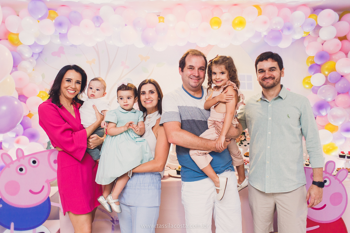 festa de aniversário para menina, no tema Peppa Pig, decoração by Melina Pitanga, fotos de Tássila Costa fotografia, festa de 02 anos da Júlia, feita no prédio de casa, look lindo para aniversário de 2 anos, qual cor de vestido usar na festa de 1 ano