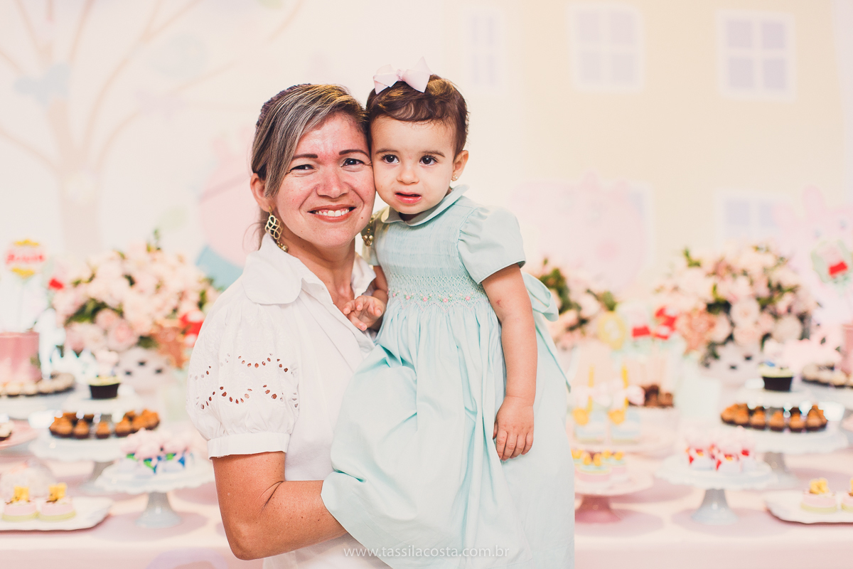 festa de aniversário para menina, no tema Peppa Pig, decoração by Melina Pitanga, fotos de Tássila Costa fotografia, festa de 02 anos da Júlia, feita no prédio de casa, look lindo para aniversário de 2 anos, qual cor de vestido usar na festa de 1 ano