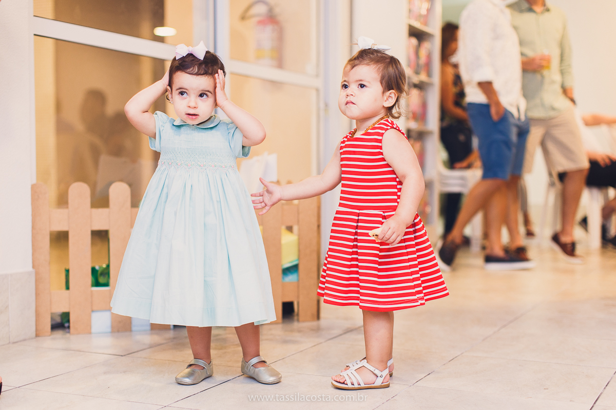 festa de aniversário para menina, no tema Peppa Pig, decoração by Melina Pitanga, fotos de Tássila Costa fotografia, festa de 02 anos da Júlia, feita no prédio de casa, look lindo para aniversário de 2 anos, qual cor de vestido usar na festa de 1 ano