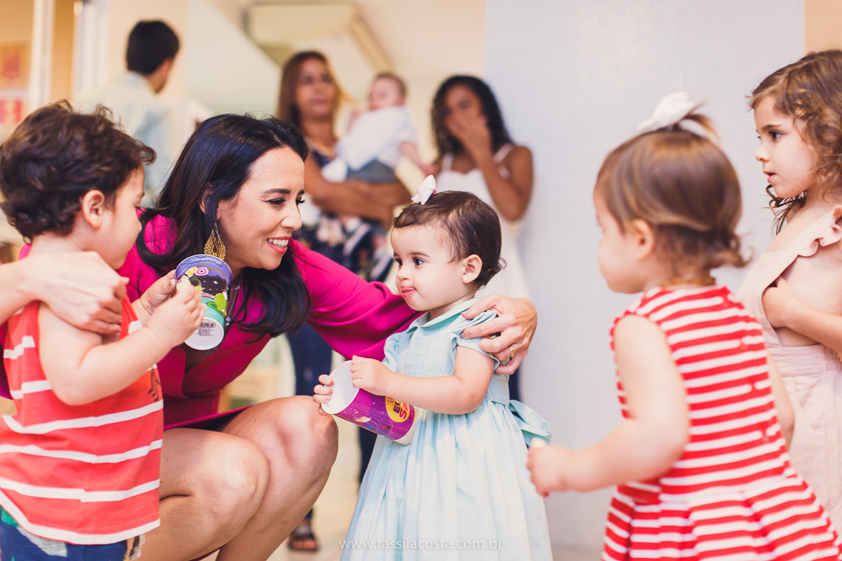 festa de aniversário para menina, no tema Peppa Pig, decoração by Melina Pitanga, fotos de Tássila Costa fotografia, festa de 02 anos da Júlia, feita no prédio de casa, look lindo para aniversário de 2 anos, qual cor de vestido usar na festa de 1 ano