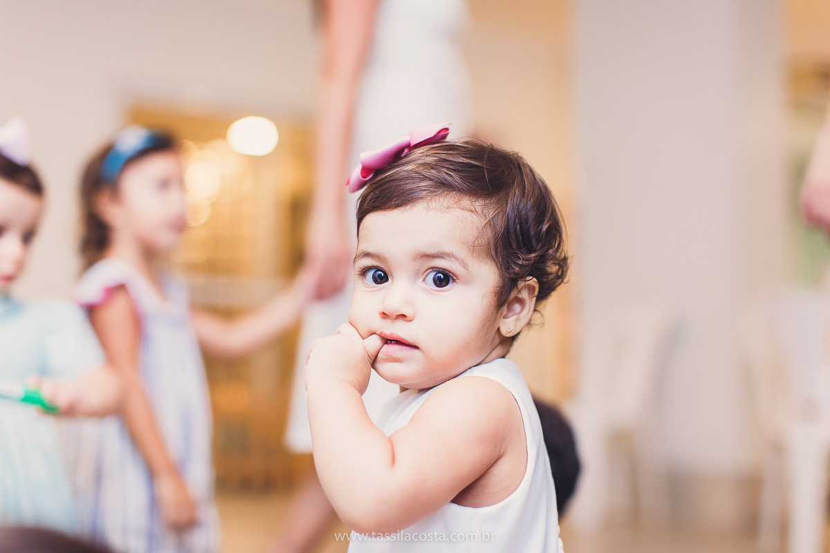 festa de aniversário para menina, no tema Peppa Pig, decoração by Melina Pitanga, fotos de Tássila Costa fotografia, festa de 02 anos da Júlia, feita no prédio de casa, look lindo para aniversário de 2 anos, qual cor de vestido usar na festa de 1 ano