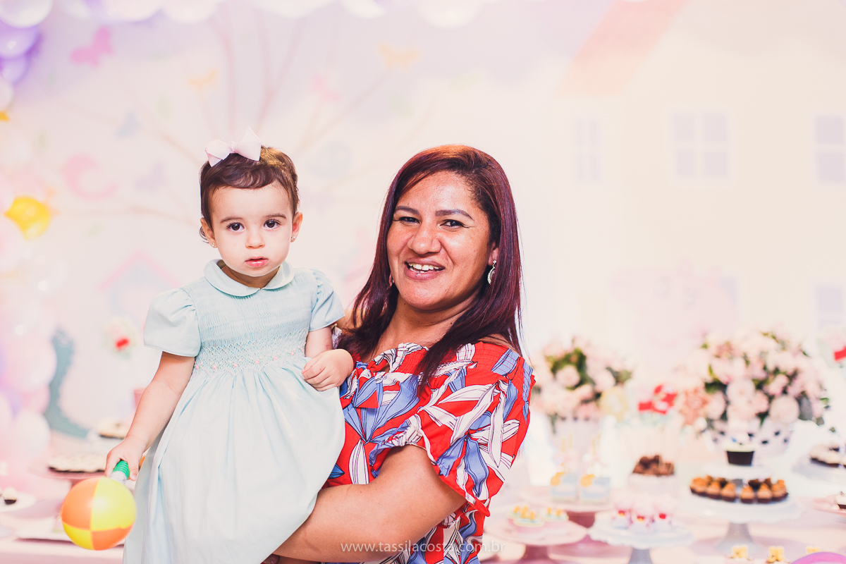 festa de aniversário para menina, no tema Peppa Pig, decoração by Melina Pitanga, fotos de Tássila Costa fotografia, festa de 02 anos da Júlia, feita no prédio de casa, look lindo para aniversário de 2 anos, qual cor de vestido usar na festa de 1 ano