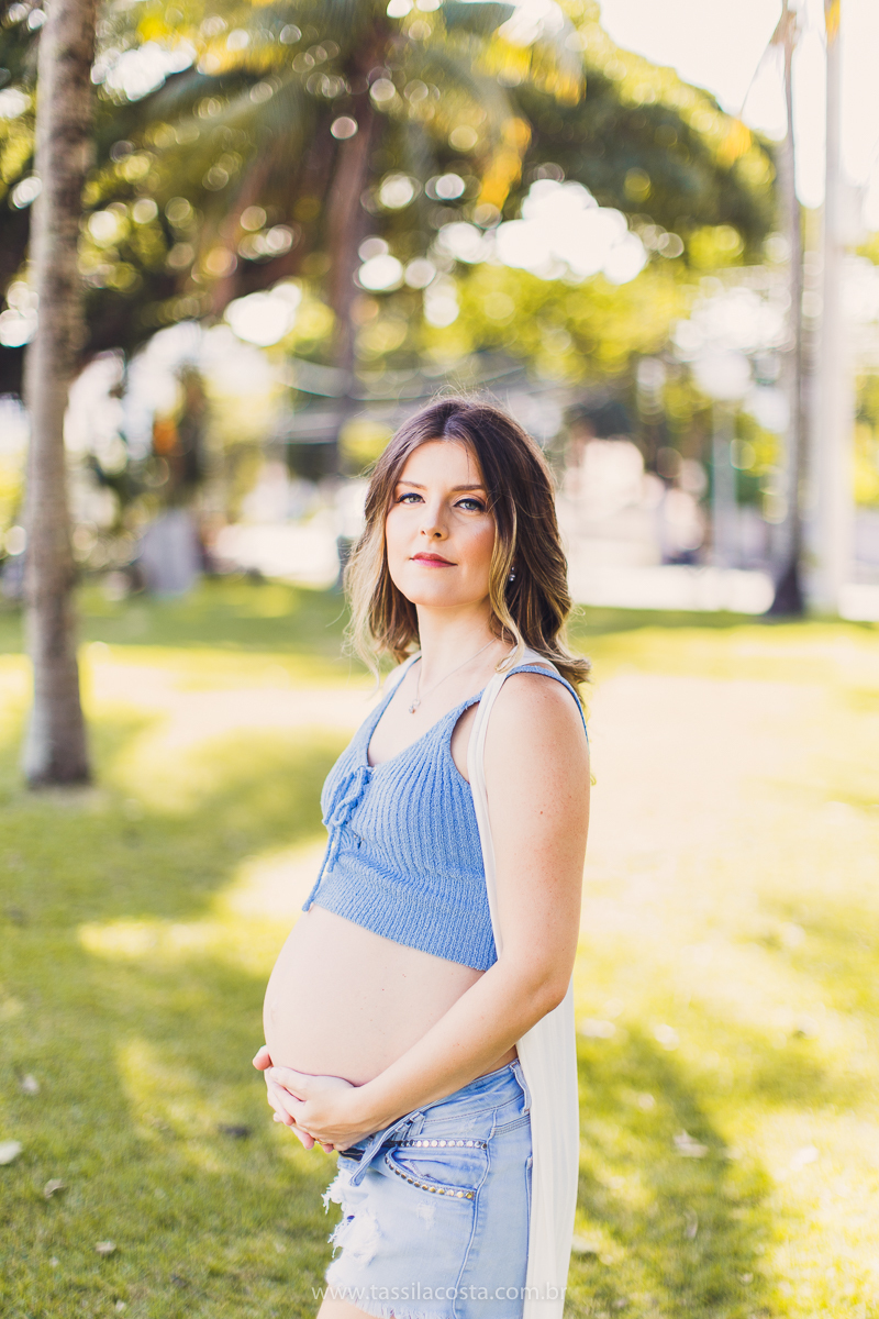 fotos no pôr do sol, em Vitória ES, fotos de grávida no pôr do sol, Ilha do frade, Tássila Costa fotografia, mãe de dois, look para ensaio externo na Ilha do Frade