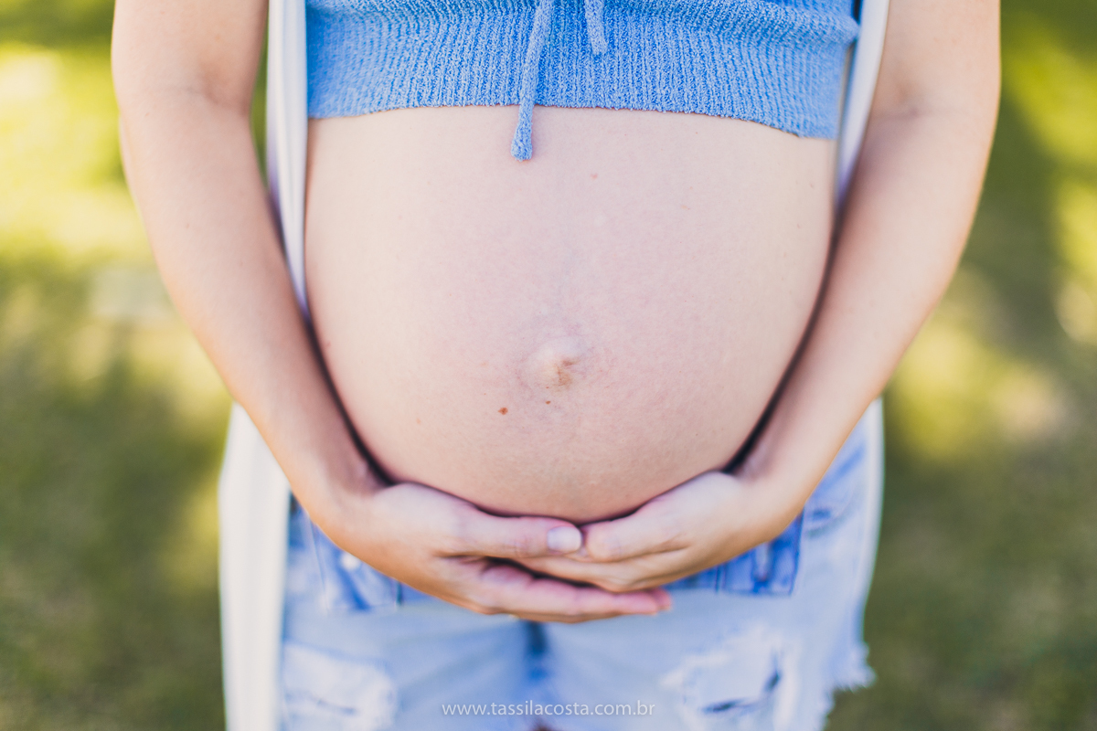 fotos no pôr do sol, em Vitória ES, fotos de grávida no pôr do sol, Ilha do frade, Tássila Costa fotografia, mãe de dois, look para ensaio externo na Ilha do Frade