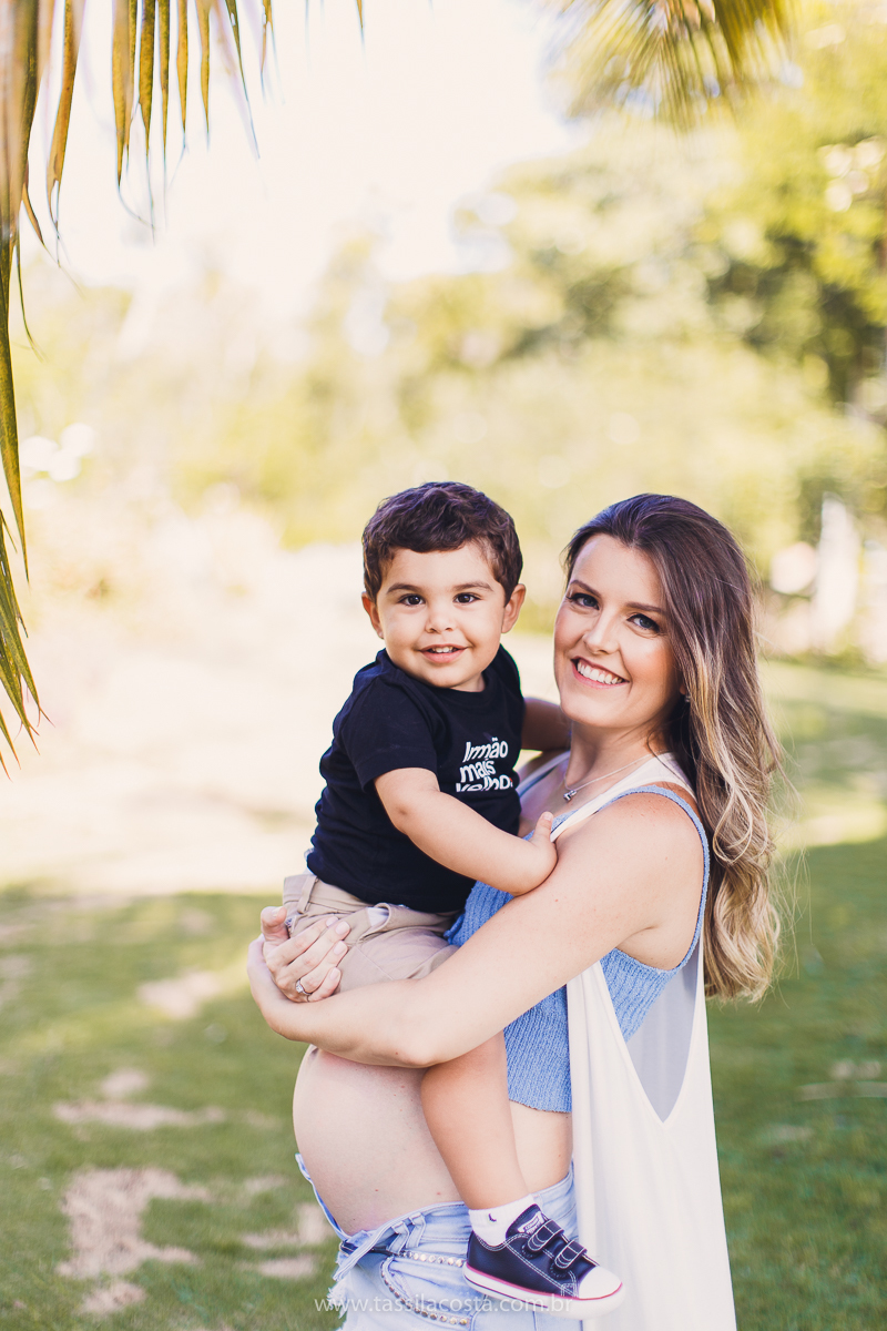fotos no pôr do sol, em Vitória ES, fotos de grávida no pôr do sol, Ilha do frade, Tássila Costa fotografia, mãe de dois, look para ensaio externo na Ilha do Frade