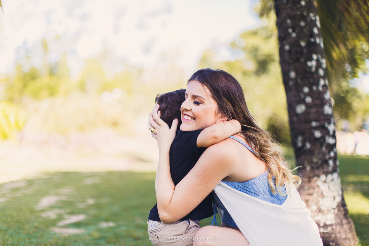 fotos no pôr do sol, em Vitória ES, fotos de grávida no pôr do sol, Ilha do frade, Tássila Costa fotografia, mãe de dois, look para ensaio externo na Ilha do Frade