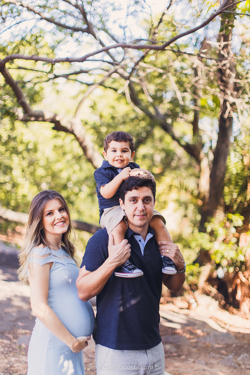 fotos no pôr do sol, em Vitória ES, fotos de grávida no pôr do sol, Ilha do frade, Tássila Costa fotografia, mãe de dois, look para ensaio externo na Ilha do Frade