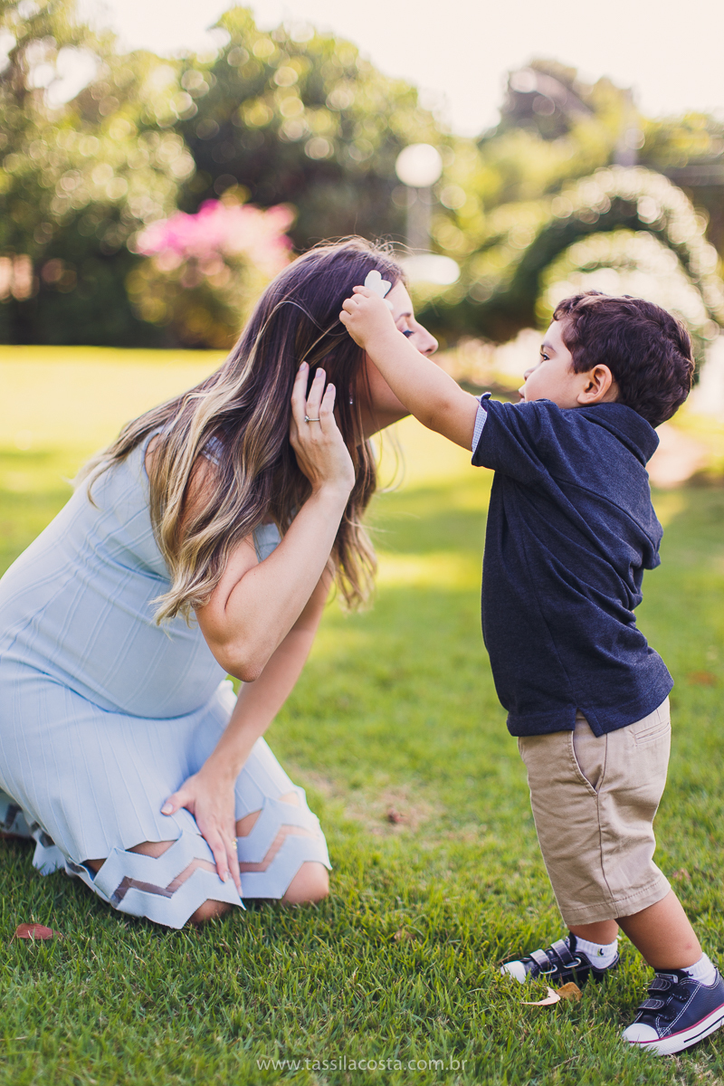 fotos no pôr do sol, em Vitória ES, fotos de grávida no pôr do sol, Ilha do frade, Tássila Costa fotografia, mãe de dois, look para ensaio externo na Ilha do Frade