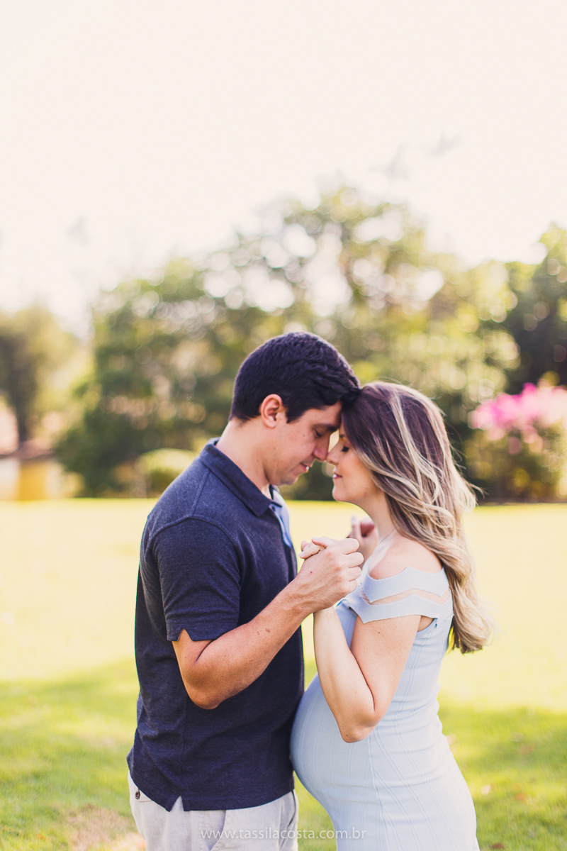 fotos no pôr do sol, em Vitória ES, fotos de grávida no pôr do sol, Ilha do frade, Tássila Costa fotografia, mãe de dois, look para ensaio externo na Ilha do Frade