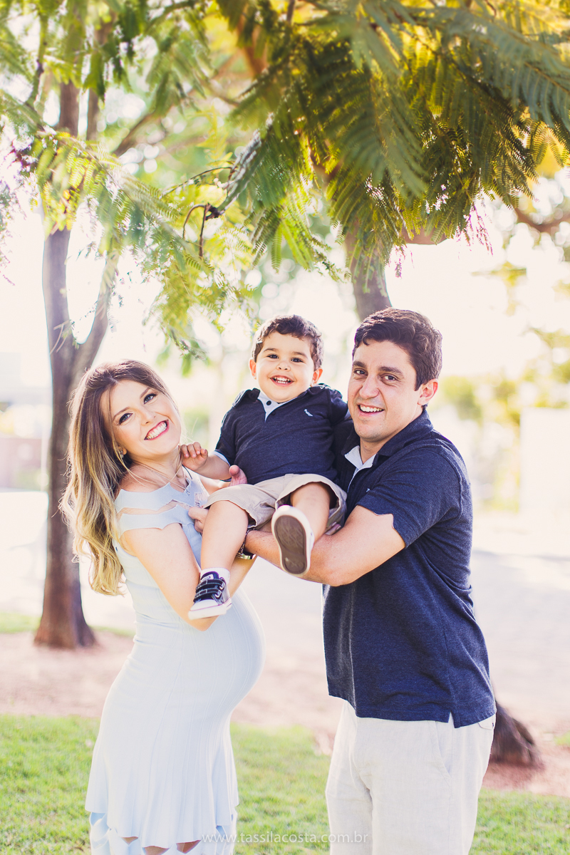 fotos no pôr do sol, em Vitória ES, fotos de grávida no pôr do sol, Ilha do frade, Tássila Costa fotografia, mãe de dois, look para ensaio externo na Ilha do Frade