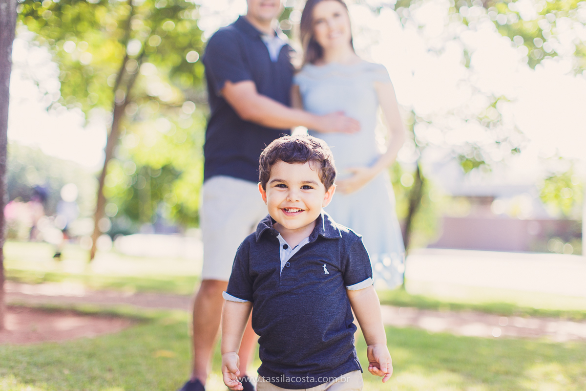 fotos no pôr do sol, em Vitória ES, fotos de grávida no pôr do sol, Ilha do frade, Tássila Costa fotografia, mãe de dois, look para ensaio externo na Ilha do Frade