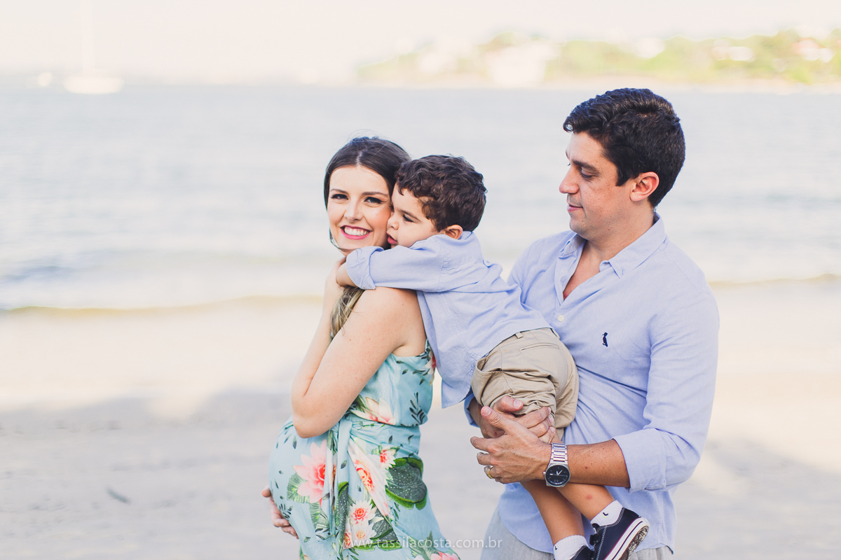 fotos no pôr do sol, em Vitória ES, fotos de grávida no pôr do sol, Ilha do frade, Tássila Costa fotografia, mãe de dois, look para ensaio externo na Ilha do Frade