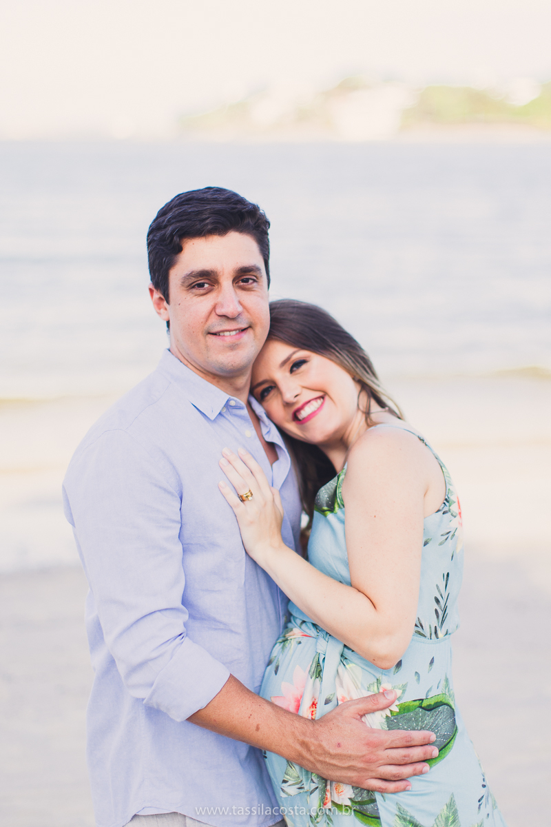 fotos no pôr do sol, em Vitória ES, fotos de grávida no pôr do sol, Ilha do frade, Tássila Costa fotografia, mãe de dois, look para ensaio externo na Ilha do Frade