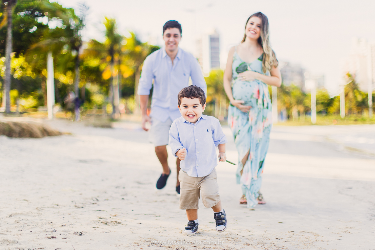 fotos no pôr do sol, em Vitória ES, fotos de grávida no pôr do sol, Ilha do frade, Tássila Costa fotografia, mãe de dois, look para ensaio externo na Ilha do Frade