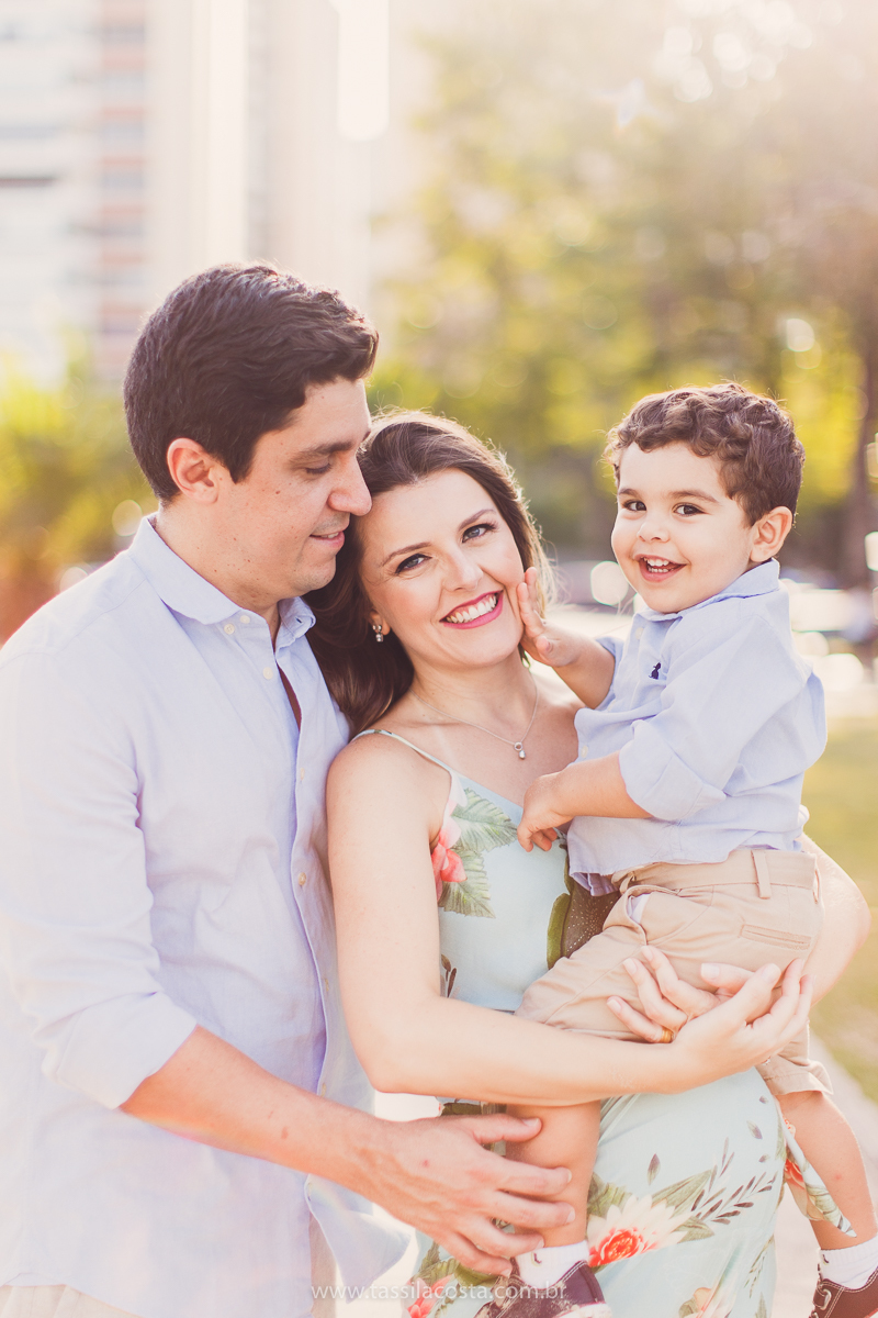 fotos no pôr do sol, em Vitória ES, fotos de grávida no pôr do sol, Ilha do frade, Tássila Costa fotografia, mãe de dois, look para ensaio externo na Ilha do Frade