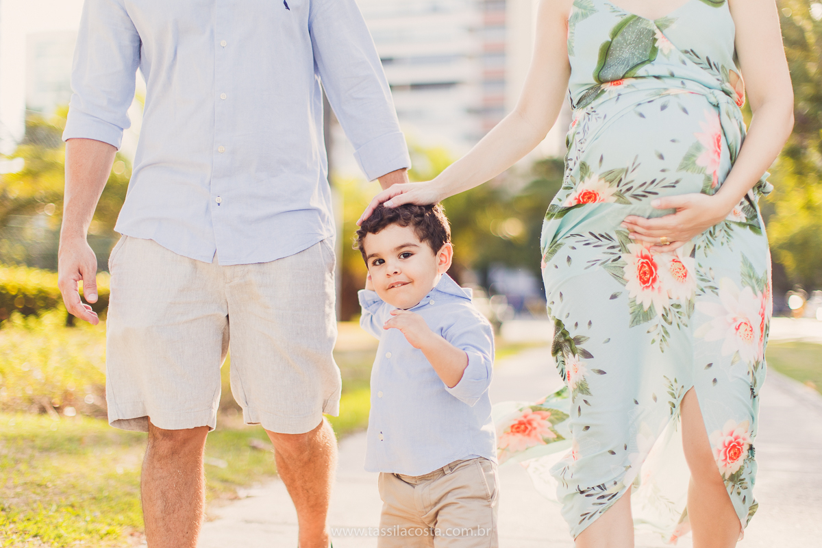 fotos no pôr do sol, em Vitória ES, fotos de grávida no pôr do sol, Ilha do frade, Tássila Costa fotografia, mãe de dois, look para ensaio externo na Ilha do Frade