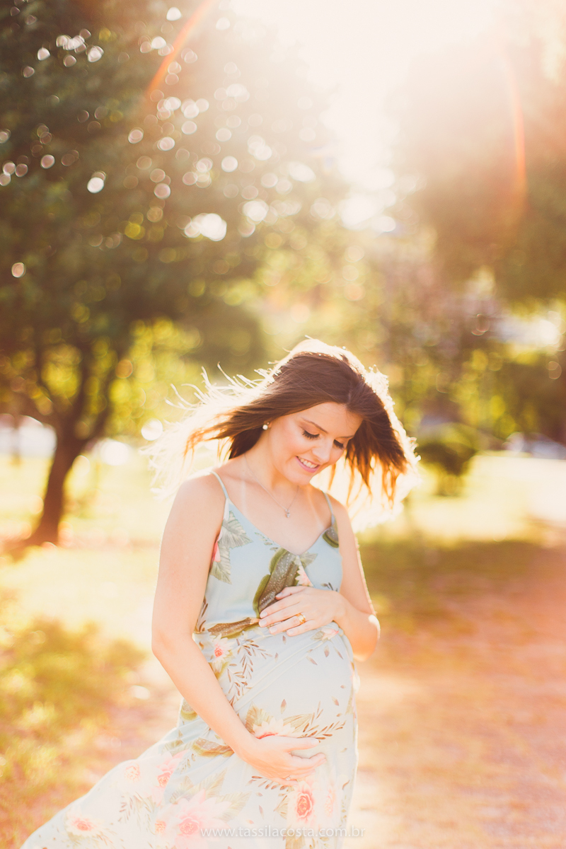 fotos no pôr do sol, em Vitória ES, fotos de grávida no pôr do sol, Ilha do frade, Tássila Costa fotografia, mãe de dois, look para ensaio externo na Ilha do Frade